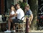 Amsterdam 30 mei 2003
Reinout Oerlemans op terras met Tijmen Daniele antonie kamerling en isa hoes