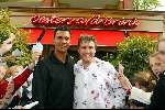 Laren 21 mei 2003
borden beschilderen voor het goede doel in het restaurant van Rene Froger
rene froger en ruud gullit