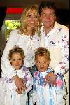 Laren 21 mei 2003
borden beschilderen voor het goede doel in het restaurant van Rene Froger
Natasja Froger