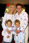 Laren 21 mei 2003
borden beschilderen voor het goede doel in het restaurant van Rene Froger
Natasja Froger