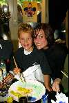 Laren 21 mei 2003
borden beschilderen voor het goede doel in het restaurant van Rene Froger
marieke v ginneken met zoon rene froger