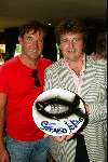 Laren 21 mei 2003
borden beschilderen voor het goede doel in het restaurant van Rene Froger
richard hekkert