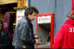 Amsterdam 23 mei 2003
robert ten brink bij pin automaat