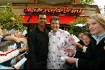 Laren 21 mei 2003
borden beschilderen voor het goede doel in het restaurant van Rene Froger
rene froger en ruud gullit