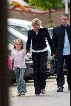 Oldenzaal 28 mei 2003
begrafenis Hermien Timmerman
sheila timmerman met dochteren man