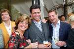 Amsterdam 27 mei 2003
haringparty in hilton amsterdam
netty v d veer sjaak v vliet (r) en vriend christine kroonenberg