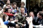 Amsterdam 05 mei 2004
Brad Pitt tussen met fans . opnames Ocean 12.