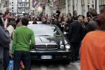 Amsterdam 05 mei 2004
Brad Pitt in Jaguar met fans er omheen opnames Ocean 12.