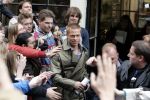 Amsterdam 05 mei 2004
Brad Pitt tussen met fans . opnames Ocean 12.