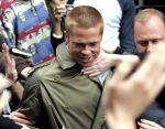 Amsterdam 05 mei 2004
Brad Pitt tussen met fans . opnames Ocean 12.