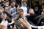 Amsterdam 05 mei 2004
Brad Pitt tussen met fans . opnames Ocean 12.