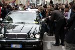 Amsterdam 05 mei 2004
Brad Pitt in Jaguar met fans er omheen opnames Ocean 12.