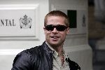 Amsterdam 8 mei 2004
Brad Pitt met fans bij het Amstel Hotel.