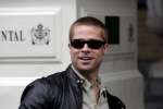 Amsterdam 8 mei 2004
Brad Pitt met fans bij het Amstel Hotel.