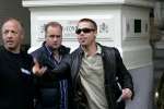 Amsterdam 8 mei 2004
Brad Pitt met fans bij het Amstel Hotel.
