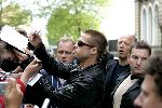 Amsterdam 8 mei 2004
Brad Pitt met fans bij het Amstel Hotel.