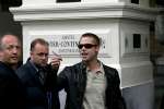 Amsterdam 8 mei 2004
Brad Pitt met fans bij het Amstel Hotel.