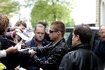 Amsterdam 8 mei 2004
Brad Pitt met fans bij het Amstel Hotel.