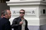 Amsterdam 8 mei 2004
Brad Pitt met fans bij het Amstel Hotel.