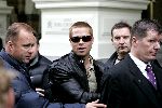 Amsterdam 8 mei 2004
Brad Pitt met fans bij het Amstel Hotel.