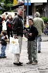 Amsterdam 8 mei 2004
Bram Moszkowicz met zoon op cornelis schuytstraat