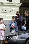Amsterdam 16 mei 2004
Bram Moszkowicz met vrouw en kinderen