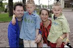 Kaatsheuvel 16 mei 2004
Bekende nederlanders in de efteling.
Carel Kraaijenhof met gezin