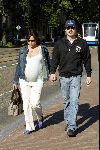 Amsterdam 15 mei 2004
Casey Affleck met zwangere vrouw op brug bij amstel hotel