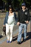 Amsterdam 15 mei 2004
Casey Affleck met zwangere vrouw op brug bij amstel hotel