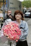 Amsterdam 13 mei 2004
Chazia Mourali met bos bloemen bij Amstel Hotel