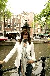 Amsterdam 30 mei 2004
Cindy Crawford in Amsterdam op red light district