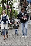 Amsterdam 8 mei 2004
Reinout Oerlemans met Danielle Overgaag en Tijmen en Fiene wandelen op cornelis schuytstraat