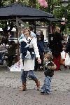 Amsterdam 8 mei 2004
Reinout Oerlemans met Danielle Overgaag en Tijmen en Fiene wandelen op cornelis schuytstraat