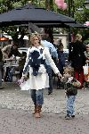 Amsterdam 8 mei 2004
Reinout Oerlemans met Danielle Overgaag en Tijmen en Fiene wandelen op cornelis schuytstraat