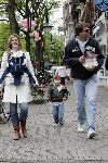 Amsterdam 8 mei 2004
Reinout Oerlemans met Danielle Overgaag en Tijmen en Fiene wandelen op cornelis schuytstraat