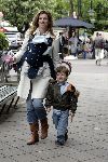 Amsterdam 8 mei 2004
Reinout Oerlemans met Danielle Overgaag en Tijmen en Fiene wandelen op cornelis schuytstraat