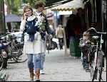 Amsterdam 8 mei 2004
Reinout Oerlemans met Danielle Overgaag en Tijmen en Fiene wandelen op cornelis schuytstraat. Danielle met gsm