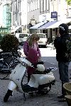 Amsterdam 28 mei 2004
Ellemieke Vermolen met vriend Ferenc Boltini op scooter