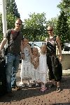 Amsterdam 8 juni 2004
Frank de Boer met vrouw en dochters bij vertrek Nederlands elftal naar Portugal.