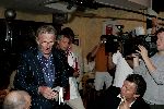 Amsterdam 17 mei 2004
Presentatie boek Rafael v d Vaart 
 Freek de Jonge met rechts vader van Rafael