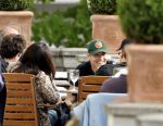 Amsterdam 3 mei 2004
Matt Damon met vriendin Luciana en George Clooney op terras bij het Amstel Hotel.