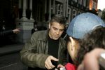Amsterdam 11 mei 2004
George Clooney op de foto met fans bij het Amstel Hotel.