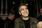 Amsterdam 11 mei 2004
George Clooney op de foto met fans bij het Amstel Hotel.
