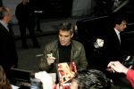 Amsterdam 11 mei 2004
George Clooney op de foto met fans bij het Amstel Hotel.