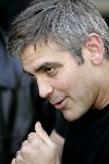 Amsterdam 14 mei 2004
George Clooney handtekeningen uitdelen bij het Amstel Hotel.