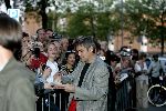 Amsterdam 17 mei 2004
George Clooney verlaat het Amstel Hotel
