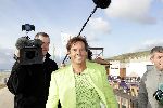 Bloemendaal 12 mei 2004
Feestje van Leco  Zadelhoff in strandtent vroeger.
Gerard Joling met max en cameraploeg