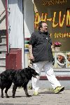 Amsterdam 9 mei 2004
Henk Schiffmacher wandelend met hond