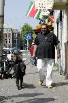 Amsterdam 9 mei 2004
Henk Schiffmacher wandelend met hond