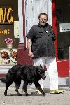 Amsterdam 9 mei 2004
Henk Schiffmacher wandelend met hond